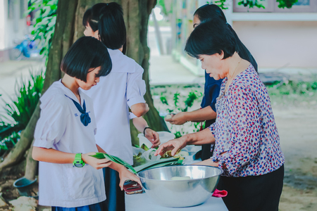 KANCHANABURI THAILAND - FEBRUARY 22 : Unidentified students
learn to make bananas with sticky rice on february 20,2018 at Wat Krang Thong School in Kanchanaburi, Thailandのeditorial素材