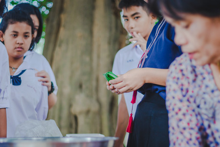 KANCHANABURI THAILAND - FEBRUARY 22 : Unidentified students
learn to make bananas with sticky rice on february 20,2018 at Wat Krang Thong School in Kanchanaburi, Thailandのeditorial素材