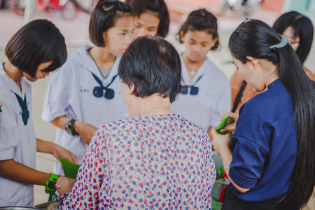 KANCHANABURI THAILAND - FEBRUARY 22 : Unidentified studentslearn to make bananas with sticky rice on february 20,2018 at Wat Krang Thong School in Kanchanaburi, Thailandのeditorial素材
