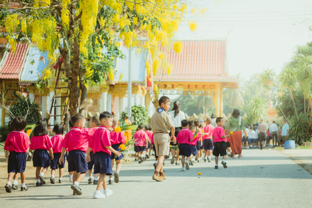KANCHANABURI THAILAND - FEBRUARY 28 : Teachers and students of Wat Krang Thong School to make merit and candle light on Makha Bucha Day on february 28,2018 at Wat Krang Thong in Kanchanaburi, Thailandのeditorial素材