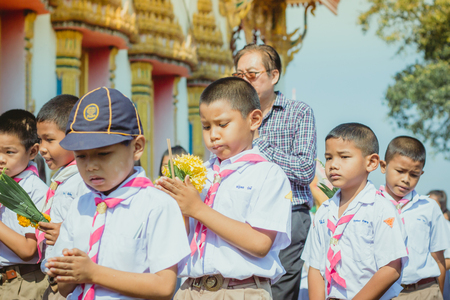 KANCHANABURI THAILAND - FEBRUARY 28 : Teachers and students of Wat Krang Thong School to make merit and candle light on Makha Bucha Day on february 28,2018 at Wat Krang Thong in Kanchanaburi, Thailandのeditorial素材