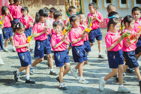 KANCHANABURI THAILAND - FEBRUARY 28 : Teachers and students of Wat Krang Thong School to make merit and candle light on Makha Bucha Day on february 28,2018 at Wat Krang Thong in Kanchanaburi, Thailandのeditorial素材