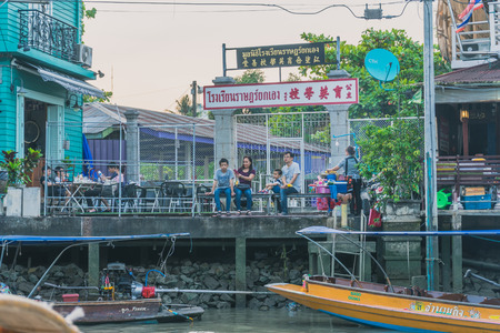 SAMUT SONGKRAM THAILAND - APRIL 21 : Unidentified tourists eat food and boat trip around in Amphawa floating market in evening on april 21,2018 at Amphawa lake in Samut Songkrami, Thailand. It is one of the most popular floating markets in Thailand.のeditorial素材