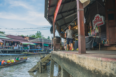SAMUT SONGKRAM THAILAND - APRIL 21 : Unidentified tourists eat food and boat trip around in Amphawa floating market in evening on april 21,2018 at Amphawa lake in Samut Songkrami, Thailand. It is one of the most popular floating markets in Thailand.のeditorial素材