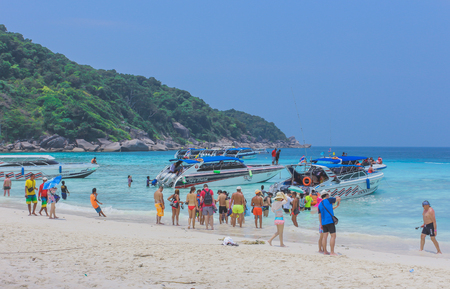 PHANG-NGA THAILAND - APRIL 10 : Unidentified tourists relax on the beach and enjoy the sea on April 10,2014 at Similan island  in Phang-Nga, Thailandのeditorial素材