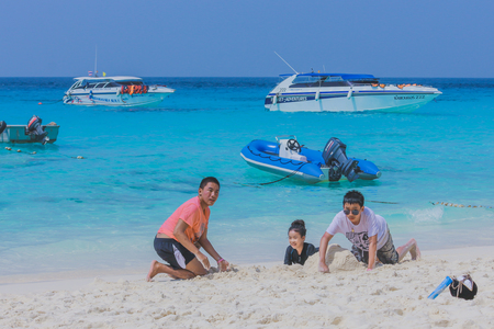 PHANG-NGA THAILAND - APRIL 10 : Unidentified tourists relax on the beach and enjoy the sea on April 10,2014 at Similan island  in Phang-Nga, Thailandのeditorial素材