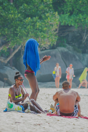 PHANG-NGA THAILAND - APRIL 10 : Unidentified tourists relax on the beach and enjoy the sea on April 10,2014 at Similan island  in Phang-Nga, Thailandのeditorial素材