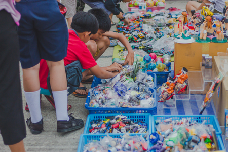 KANCHANABURI THAILAND - FEBRUARY 4 : Unidentified People select to buy a variety toys on local annual festival on february 4,2018 at Thamuang Old Market  in Kanchanaburi, Thailandのeditorial素材