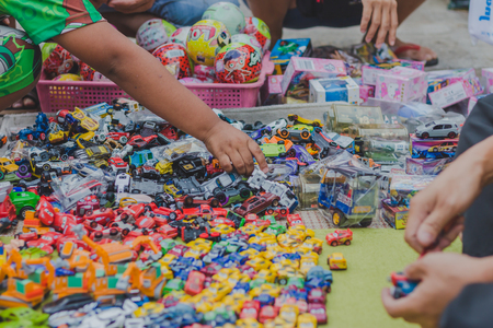 KANCHANABURI THAILAND - FEBRUARY 4 : Unidentified People select to buy a variety toys on local annual festival on february 4,2018 at Thamuang Old Market  in Kanchanaburi, Thailandのeditorial素材