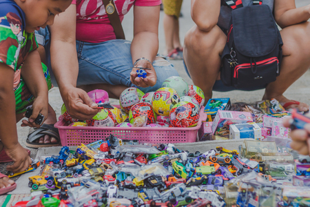 KANCHANABURI THAILAND - FEBRUARY 4 : Unidentified People select to buy a variety toys on local annual festival on february 4,2018 at Thamuang Old Market  in Kanchanaburi, Thailandのeditorial素材