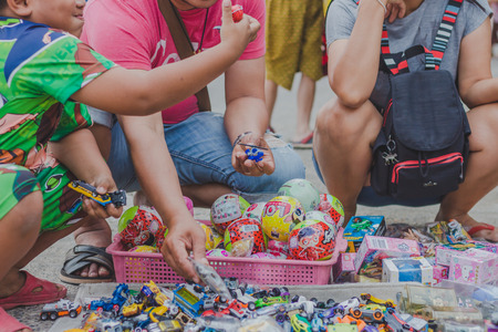 KANCHANABURI THAILAND - FEBRUARY 4 : Unidentified People select to buy a variety toys on local annual festival on february 4,2018 at Thamuang Old Market  in Kanchanaburi, Thailandのeditorial素材