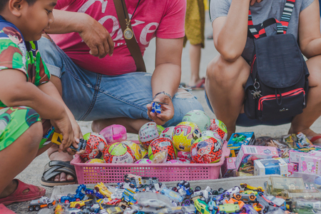 KANCHANABURI THAILAND - FEBRUARY 4 : Unidentified People select to buy a variety toys on local annual festival on february 4,2018 at Thamuang Old Market  in Kanchanaburi, Thailandのeditorial素材