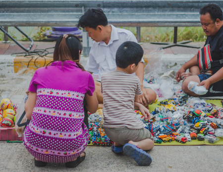 KANCHANABURI THAILAND - FEBRUARY 4 : Unidentified People select to buy a variety toys on local annual festival on february 4,2018 at Thamuang Old Market  in Kanchanaburi, Thailandのeditorial素材