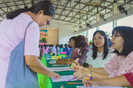 KANCHANABURI THAILAND - JUNE 1 : Unidentified teachers welcome the parents of the students at the annual Parent Meeting on June 1,2018 at Watkrangthongratburana school in Kanchanaburi, Thailandのeditorial素材