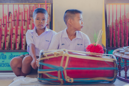 KANCHANABURI THAILAND - JUNE 14 : Unidentified students play Thai traditional music for The Thecher Day on June 14,2018 at Watkrangthongratburana school in Kanchanaburi, Thailandのeditorial素材