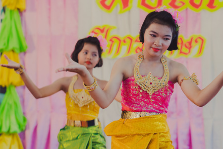 KANCHANABURI THAILAND - JUNE 14 : Unidentified students perform Thai dance for The Thecher Day on June 14,2018 at Watkrangthongratburana school in Kanchanaburi, Thailandのeditorial素材