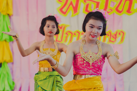KANCHANABURI THAILAND - JUNE 14 : Unidentified students perform Thai dance for The Thecher Day on June 14,2018 at Watkrangthongratburana school in Kanchanaburi, Thailandのeditorial素材
