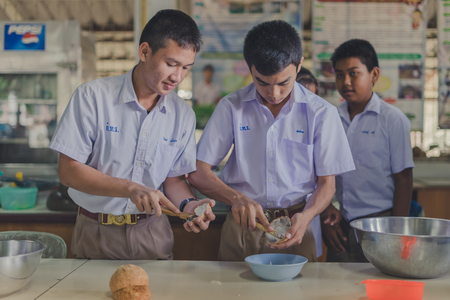 KANCHANABURI THAILAND - JUNE 21 : Unidentified students 
confederate to make dumplings in coconut cream on June 21,2018 at Watkrangthongratburana school in Kanchanaburi, Thailandのeditorial素材