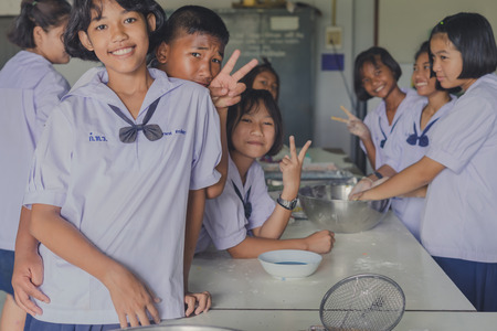 KANCHANABURI THAILAND - JUNE 21 : Unidentified students 
confederate to make dumplings in coconut cream on June 21,2018 at Watkrangthongratburana school in Kanchanaburi, Thailandのeditorial素材
