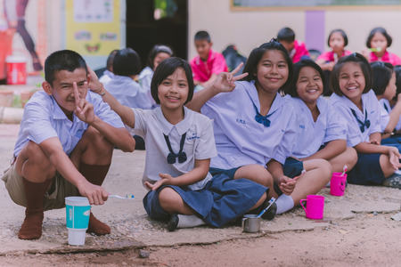 KANCHANABURI THAILAND - JULY 5 : Unidentified Elementary Students brush their teeth after lunch on July 5,2018 at Watkrangthongratburana  School in Kanchanaburi, Thailandのeditorial素材