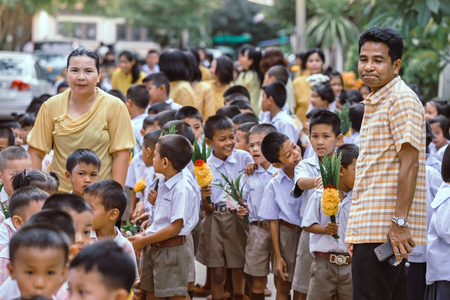 KANCHANABURI THAILAND - JULY 26 : Unidentified teacher and students waited for time to go to temple in traditional lent candle festival for Buddhist Lent Day on July 26,2018 at Watkrangthongratburana school in Kanchanaburi, Thailandのeditorial素材