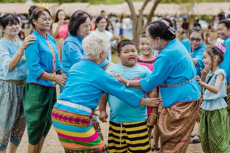 KANCHANABURI, THAILAND - August 12 : Thai cultureâs Play "Ri Ri Khao San" playing by trying to catching the last one in the line on street show at local market on august 12,2019 in Kanchanaburi,Thailand.のeditorial素材