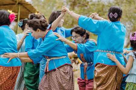 KANCHANABURI, THAILAND - August 12 : Thai cultureâs Play "Ri Ri Khao San" playing by trying to catching the last one in the line on street show at local market on august 12,2019 in Kanchanaburi,Thailand.のeditorial素材