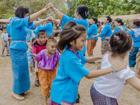 KANCHANABURI, THAILAND - August 12 : Thai cultureâs Play "Ri Ri Khao San" playing by trying to catching the last one in the line on street show at local market on august 12,2019 in Kanchanaburi,Thailand.のeditorial素材