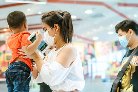 KANCHANABURI, THAILAND - JANUARY 1: Unidentified Asian tourists bathe and soak the body in warm mineral water for good health at Hindad Hotspring on january1, 2020 in Kanchanaburi, Thailand.のeditorial素材