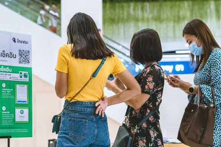 KANCHANABURI,THAILAND-JULY 11,2020: Unidentified customers need scan QR CODE to go to the Thai Chana website to check-in during the outbreak of Corona virus(Covid-19) at the entrance gate at Robinson.のeditorial素材