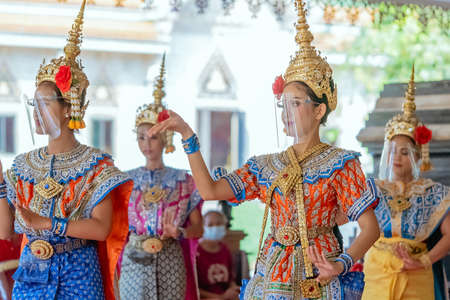 NAKHONPATHOM ,THAILAND-FEBRUARY 14,2021:Traditional Thai dance with protective face shield to prevent CoronaVirus(Covid-19) presented to spirit of PraRaaHoo to reward in return for giving him his wishのeditorial素材