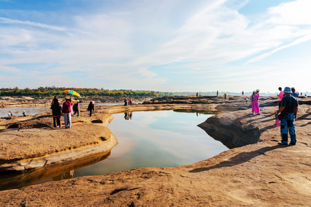 UBON RATCHATHANI, THAILAND-DECEMBER 9,2023 : Unidentified tourists enjoy sightseeing at Sam Phan Bok near Mekong River is called Valley of Thailand. Grand Canyon in Thailand. Beautiful landscape view.のeditorial素材