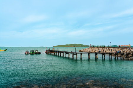 RAYONG,THAILAND-AUGUST 13,2023 : Unidentified tourists enjoy sightseeing beautiful viewpoint at Khao Leam Ya - Mu Ko Samet National Park Thailand. Famous attraction landmark. Beautiful landscape view.のeditorial素材