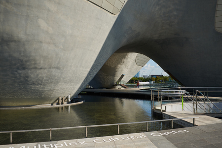 Songdo, Korea - September 07, 2015: Tri-Bowl is a multi-purpose, integrated cultural arts space and It include an arena shaped performance space, education about culture and art as well as exhibits. The building is commissioned by the City of Incheon and のeditorial素材