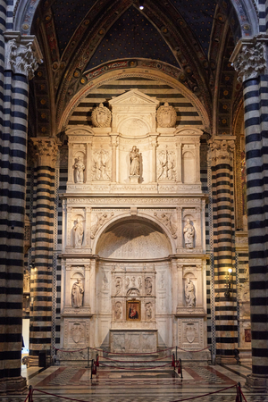 Siena, Italy - Febuary 16, 2016: Piccolomini Altar by Andrea Bregno in Duomo di Siena (Santa Maria Assunta), a medieval church built in the Romanesque and Italian Gothic style, between 1215 and 1263.のeditorial素材