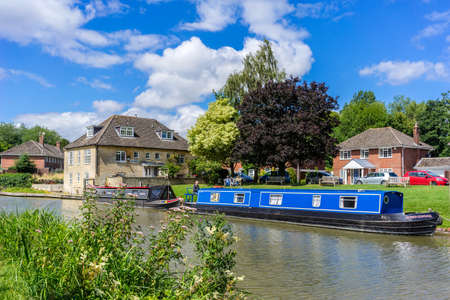 BERKSHIRE,ENGLAND-AUGUST 3,2016 :  Popular boat trip in summer under a clear blue sky in Hungerford.のeditorial素材