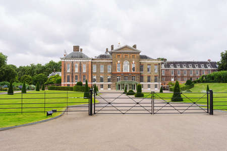 LONDON,ENGLAND-AUGUST 4,2016 : Kensington Palace in summer is one of the popular places for Londoners to visit.のeditorial素材