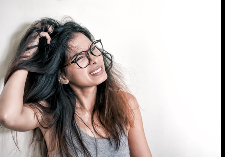 Women have itchy scalp fungus.の写真素材