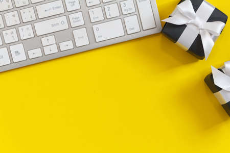 Mock-up online sales day with yellow paper background