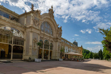 Tourists visiting the Schonbrunn Palace in Vienna, Austriaの写真素材