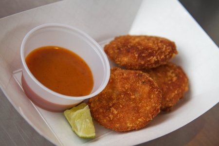 Crab cakes served with source and lemonの写真素材