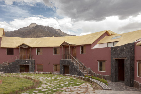 CHIVAY, AREQUIPA, PERU - NOVEMBER 25, 2015: A traditional vintage hotel in Chivay, Arequipa Peru with clouds.のeditorial素材