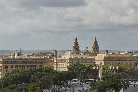 VALLETTA, MALTA - OCTOBER 30, 2017: Traffic through downtown area of Valletta in Malta.のeditorial素材