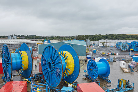 ROSYTH, SCOTLAND - AUGUST 06, 2017: View of people and heavy machinery at dockyard in Rosyth, Scotlandのeditorial素材