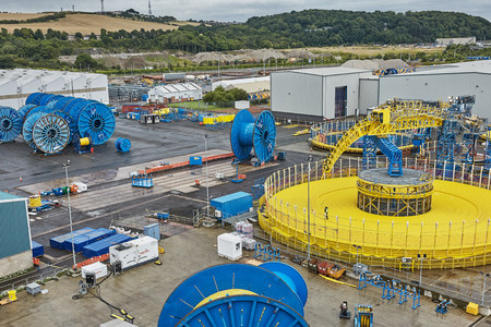 ROSYTH, SCOTLAND - AUGUST 06, 2017: View of people and heavy machinery at dockyard in Rosyth, Scotlandのeditorial素材