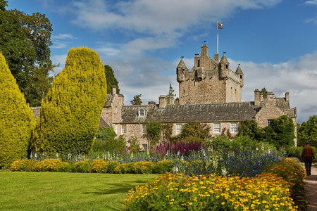 CAWDOR, NAIRN, SCOTLAND, UK - AUGUST 07, 2017: Front of Cawdor Castle with turret and drawbridge with bell and Stags Head Buckel Be Mindfull emblem. The castle has been known from Shakespeare's tragedy Macbethのeditorial素材
