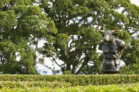 CAWDOR, NAIRN, SCOTLAND, UK - AUGUST 07, 2017: Labyrinth maze of Holly hedges in the Walled Garden of Cawdor Castle with bronze minotaur sculptureのeditorial素材