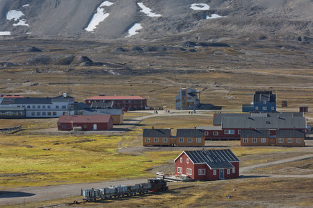 The small town of Ny Alesund in Svalbard, a Norwegian archipelago between Norway and the North Pole. This is the most northerly civilian settlement in the world and has 16 permanent research stations.の写真素材