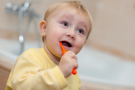 the little cute child brushing her teeth
の写真素材
