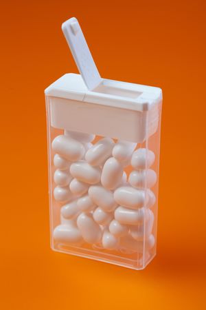 photo shot of mint candies on color backgroundの写真素材